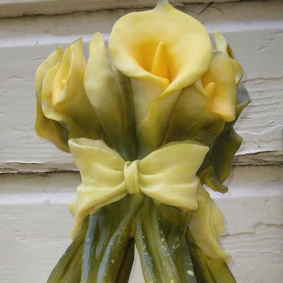 Gorgeous Bunch of Yellow Calla Lilies Flower Sculped Resin Vase/Holder - Picture 5 of 12